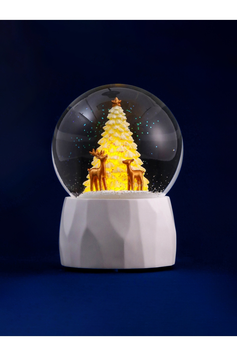 Schneekugel „Goldener Tannenbaum“ – große beleuchtete Weihnachts-Schneekugel mit Spieluhr im modernen Design | GLASSGLOBE