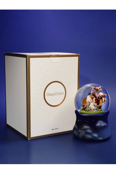 Boule à neige Histoire d’amour – snow globe musicale romantique en verre avec effet de neige et mélodie « La Vie en Rose »