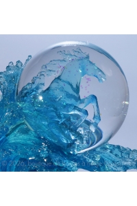 Boule à neige lumineuse moderne avec cheval et effet tourbillon