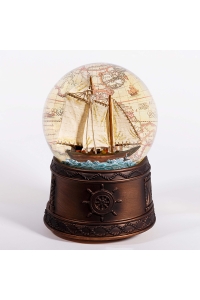 Boule à neige Voilier avec voilier, carte ancienne et socle à motifs marins