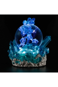 Boule à neige Muguets avec fleurs translucides, cristaux turquoise et éclairage bleu
